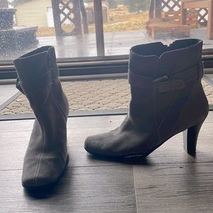 Aerosoles Grey Heels, size 6.5, Like new